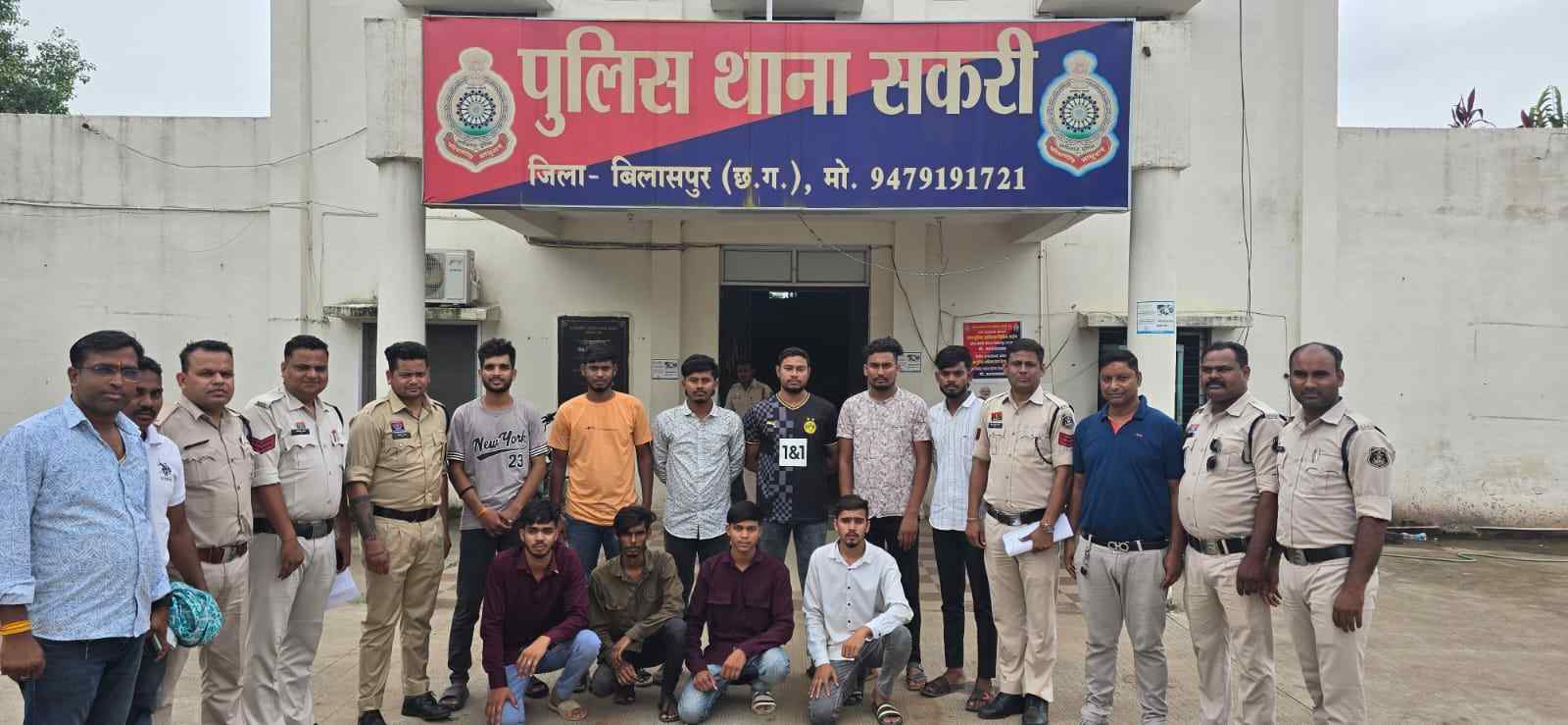 सड़क जाम कर बर्थ डे स्लीब्रेट करने वालों पर सकरी टीआई का रिटर्न गिफ्ट, थाने से दस आरोपियों का पहले निकाला जुलूस फिर सरेआम उठक बैठक.