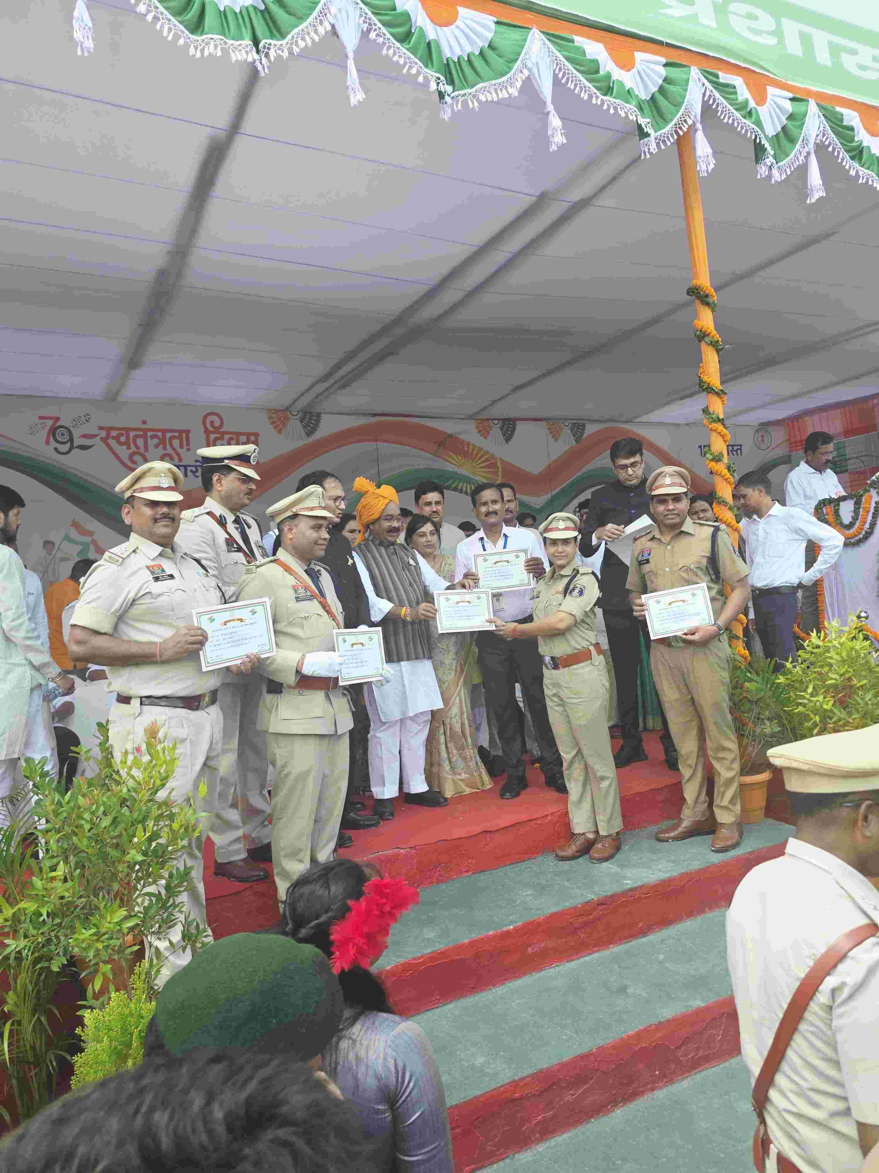प्रहार पुलिसिंग मे बेहतर कार्य करने वाले पुलिस अफसर - कर्मचारियों का डिप्टी सीएम साव के हाथों प्रशस्ति पत्र दिला एसएसपी रजनेश सिंह ने बढ़ाया मान.