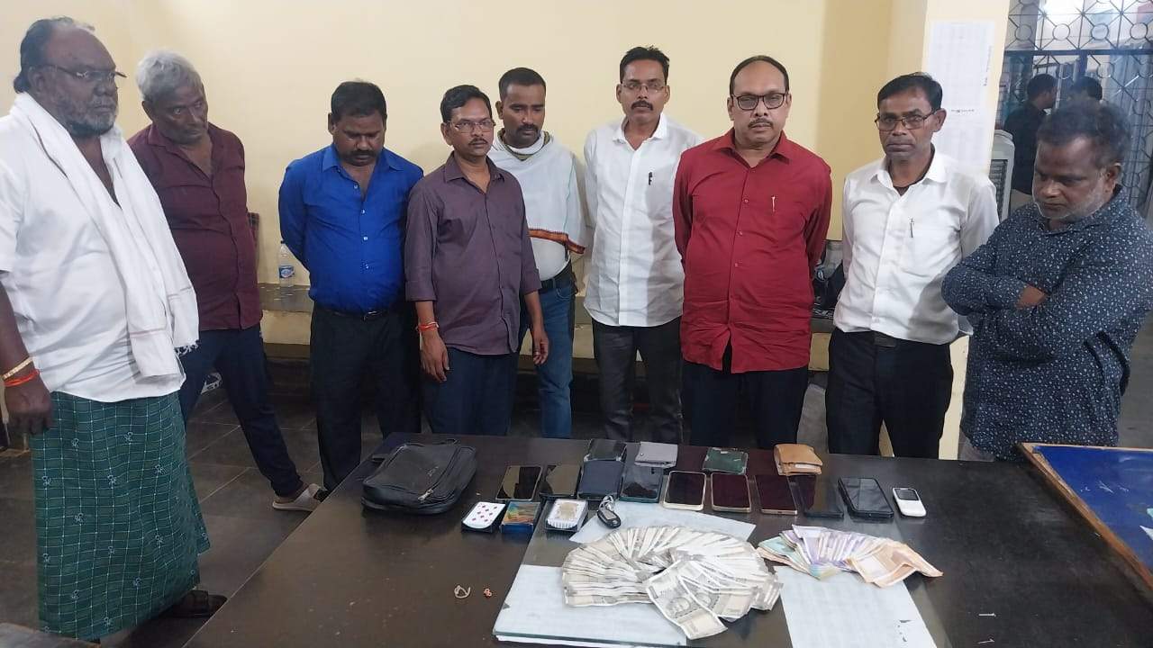 ब्रेकिंग: लमेर के कश्यप फार्म हाउस में कोटा पुलिस की रेड, आधा दर्जन से अधिक जुआरियों को कैश, कार और मोबाइल के साथ धरा.