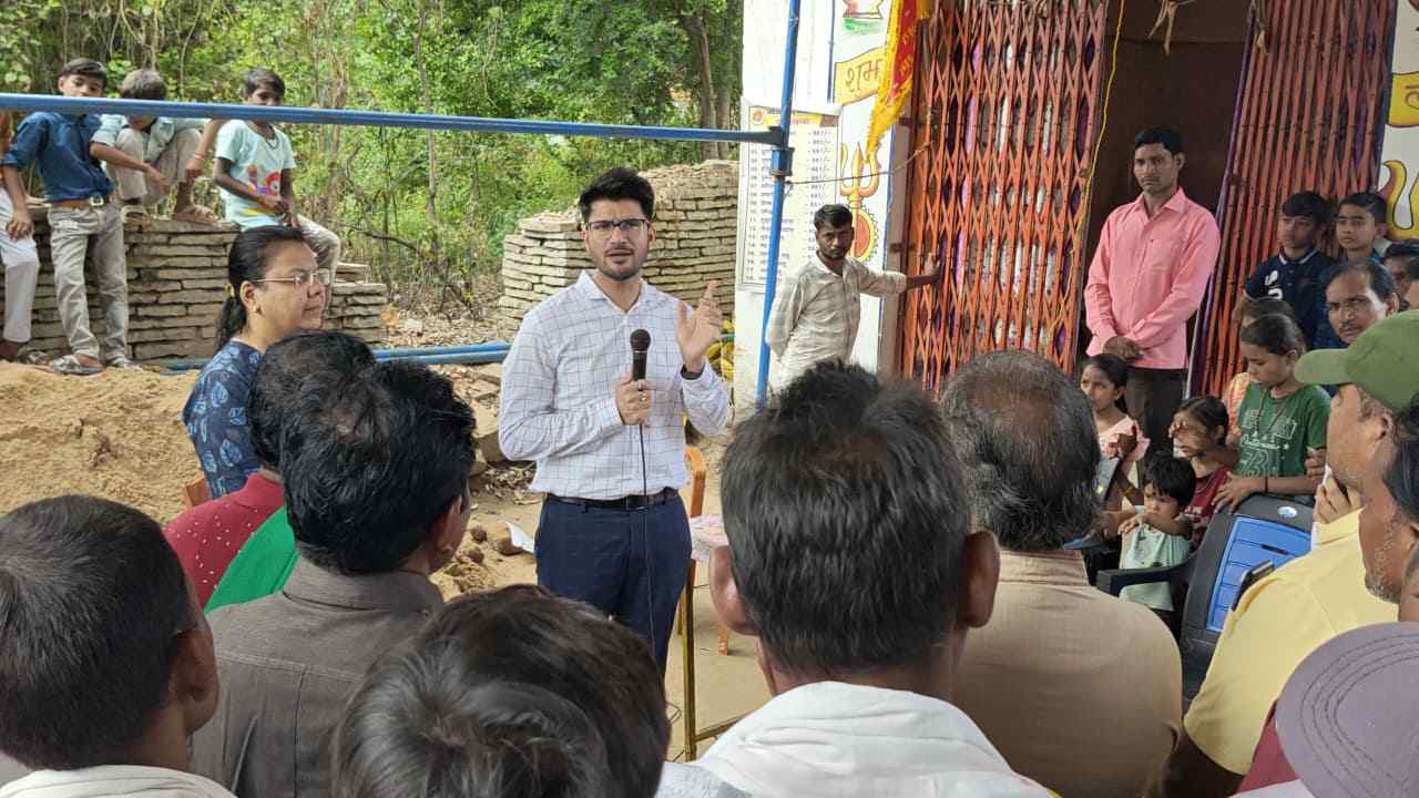 'OMG': राज्य के माटी पुत्र आईएएस सोनी का अंदाज ऐसा कि,गवई के सियान मन कहिस, हमर कलेक्टर ह सुग्घर छत्तीसगढ़ी म गोठियाइस त मन प्रसन्न हो गे.