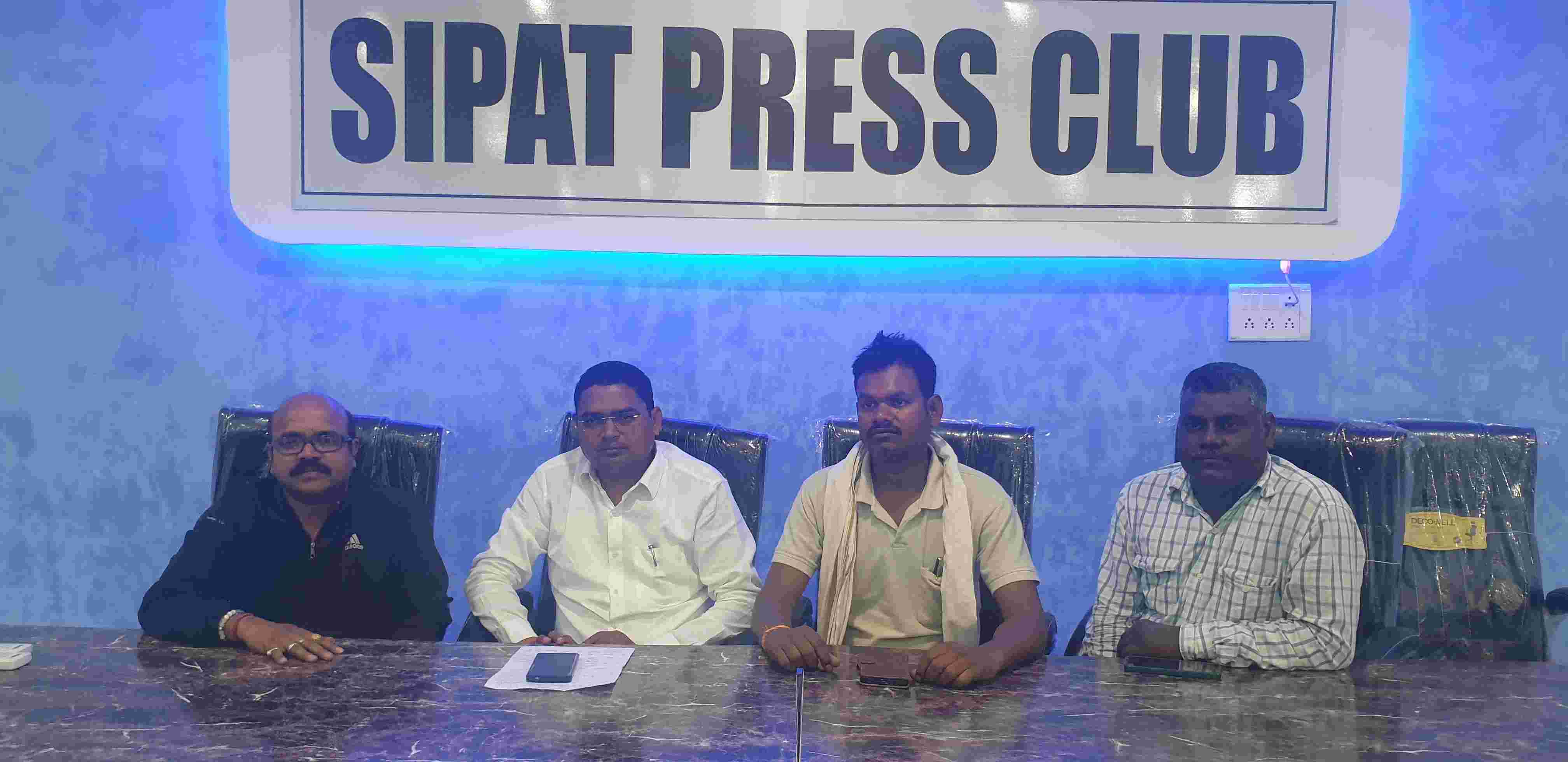 प्रेस क्लब मे राजेन्द्र धीवर ने कहा, एनटीपीसी की रोशनी कॉलोनी तक सीमित, बाहर अंधेरा और राख.