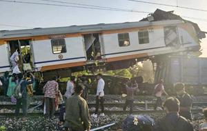 हादसे में सिग्नल फेल होने को वजह बताने के बावजूद, चालक दल पर दोष मढ़ने के लिए पूर्वाग्रहपूर्ण रिपोर्ट तैयार की गई