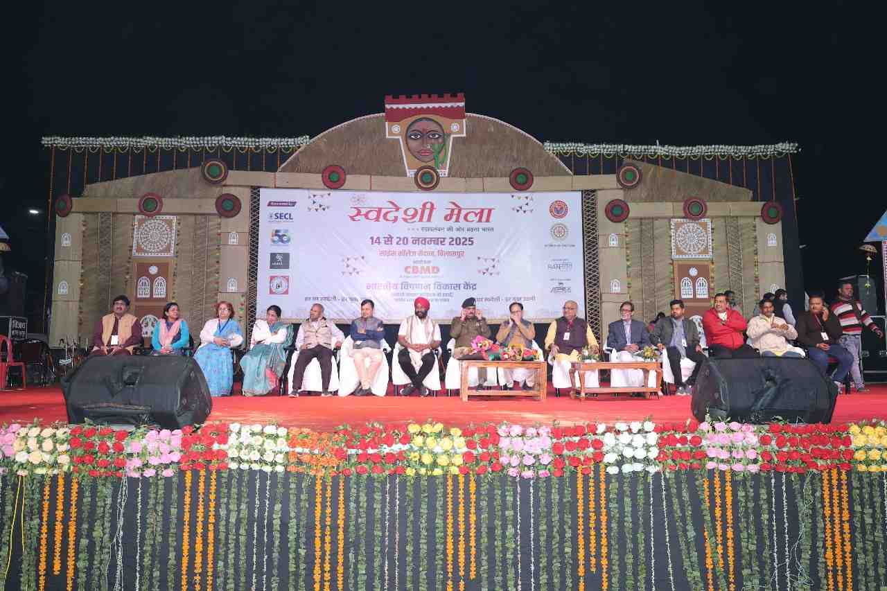 सोमवार को व्यंजनों के स्वाद से भरा रहा स्वदेशी मेला, महिलाओं ने दिखाया अपना हुनर.