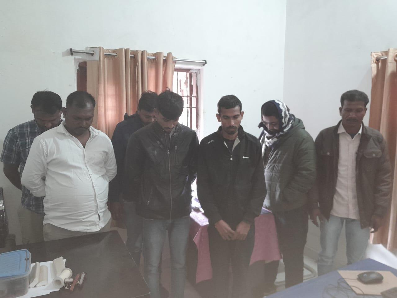 जीपीएम: साइबर सेल डीएसपी मिश्रा की लीड पर बार्डर के जंगलों में चल रहे जुआ फड पर रेड,18 जुआरी धराए 15 लाख से अधिक का माल बरामद. देखिए तस्वीरें.