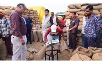 अन्य राज्यों से लाए जा रहे 25 हजार मेट्रिक टन अवैध धान जब्त किया गया। खाद्य मंत्री बघेल ने इस पर अधिकारियों को आवश्यक निर्देश दिए