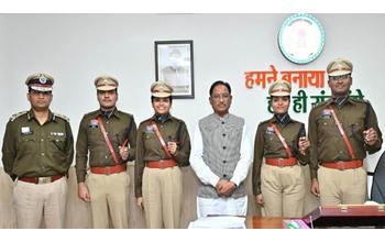 प्रशिक्षु आईपीएस अधिकारियों ने मुख्यमंत्री साय से सौजन्य भेंट की। मुख्यमंत्री ने उन्हें कर्तव्यनिष्ठा, संवेदनशीलता और सजगता के साथ दायित्व निभाने की सलाह दी