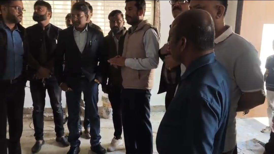 नवा अध्यक्ष अजित मिश्रा की टीम संग निगम कमिश्नर ने निर्माणाधीन प्रेस क्लब भवन के देखें हालात.