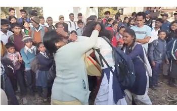 बीच सड़क महिला ने छात्रा से की मारपीट, दोनों के बीच हुई जमकर झूमाझटकी, वीडियो तेजी से वायरल हो रहा है