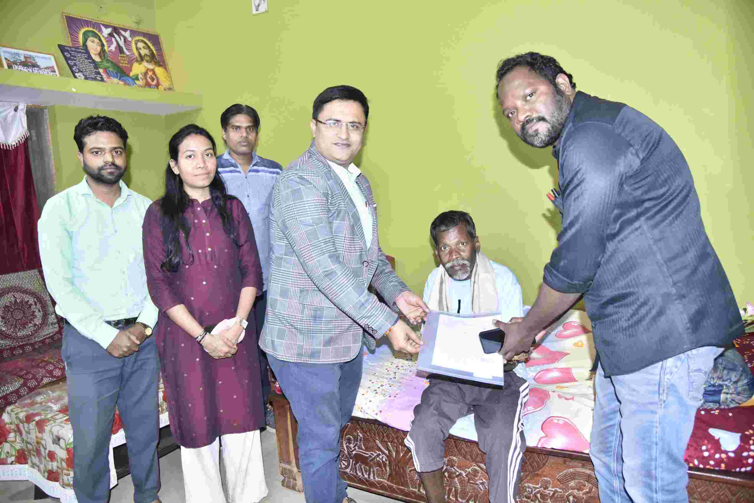 शाबास पाठक जी ऐसी मर्मस्पर्शी पहल की हो रही वाहवाही:  लकवाग्रस्त कर्मी समारोह में नहीं आ सके, तो घर पहुंचा कर दिया पेंशन आदेश.