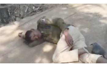 नशे की हालत में सड़क पर पड़ा मिला आरक्षक, पुलिस की कार्यशैली पर खड़े हुए सवाल