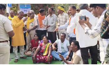 आदिवासी आश्रम में छात्र की मौत के बाद भड़का समाज का गुस्सा, नेशनल हाईवे पर चक्काजाम; अधीक्षक पर कार्रवाई और मुआवजे की मांग