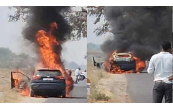 भारतीय जनता पार्टी मंडल अध्यक्ष की कार में भीषण आग, डिप्टी सीएम के कार्यक्रम में जाते समय रास्ते में हुआ हादसा