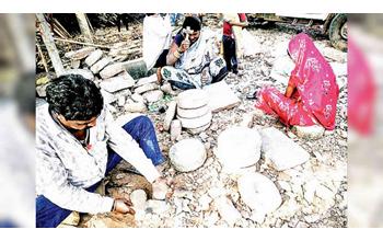 आधुनिक किचन में गुम होती विरासत: सोरी परिवार आज भी संभाल रहा सील-लोढ़ा, जांता और मुसर की परंपरा