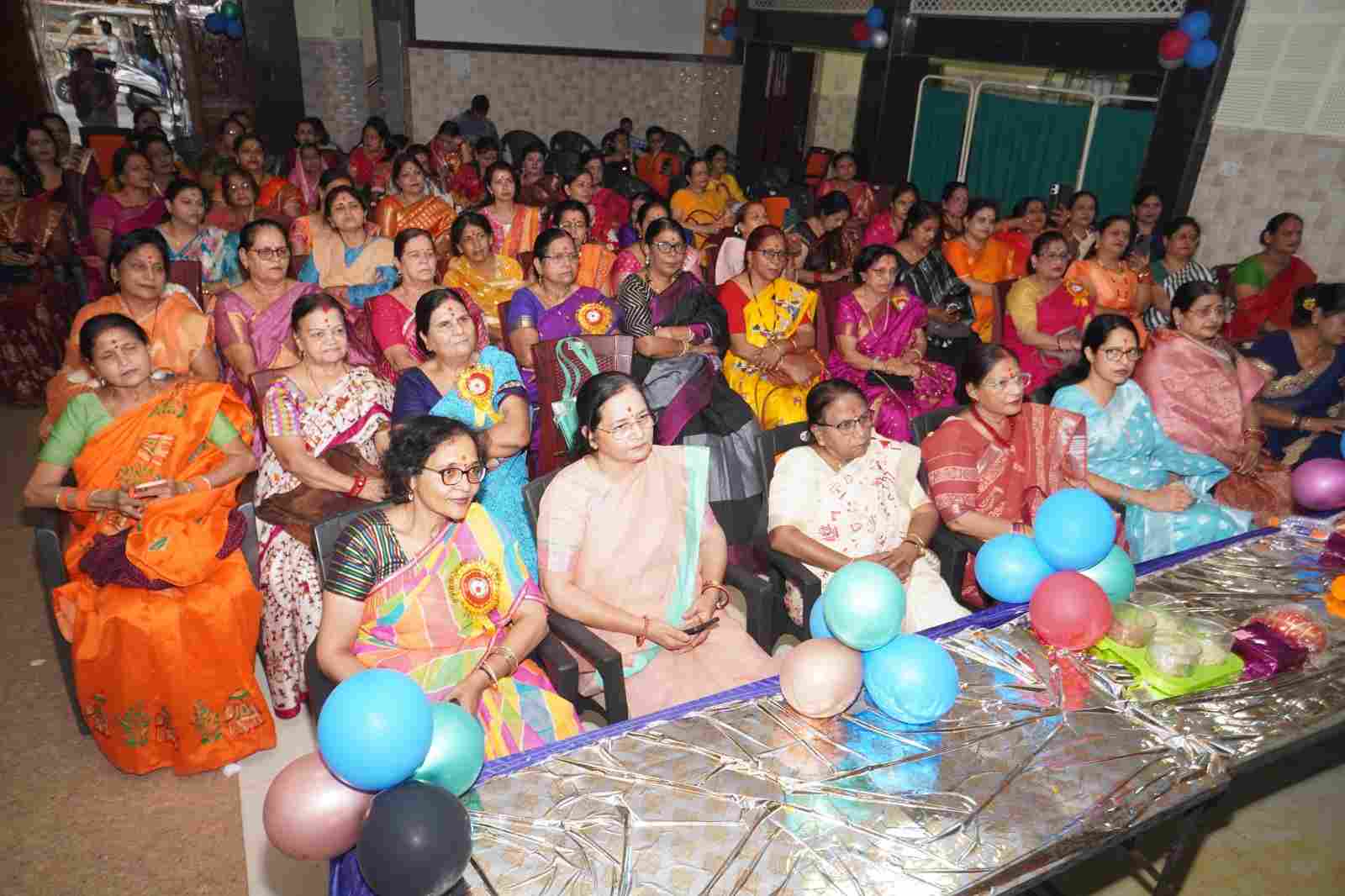 नवयुवक कान्यकुब्ज समाज की महिला प्रकोष्ठ ने किया होली मिलन, श्रीमती प्रीति मिश्रा बनी मूर्खाधिराज.
