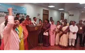 छत्तीसगढ़ विधानसभा बजट सत्र: धान को चूहों द्वारा खाए जाने के मुद्दे पर विपक्ष ने स्थगन प्रस्ताव रखा, अस्वीकार होने पर विपक्षी सदस्य सदन के गर्भगृह में पहुंच गए