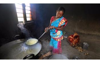 मध्याह्न भोजन बनाते समय हादसा: दो छात्राएं और तीन रसोइए झुलसे, लापरवाही पर महिला प्राचार्य पर कार्रवाई