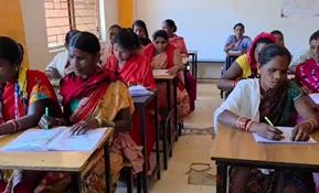 बस्तर में अधूरे सपनों को नई उड़ान: सालों बाद फिर थामी कलम, 25 हजार से अधिक बुजुर्गों और युवाओं ने दी उल्लास महापरीक्षा, कैदी और पूर्व माओवादी भी शामिल