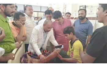 नाबालिग से बर्बरता का मामला: मंत्री टंकराम वर्मा जिला अस्पताल पहुंचे, पीड़ित बच्चे का हाल जाना; दोषियों पर सख्त कार्रवाई के निर्देश