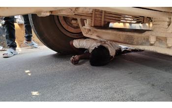 तेज रफ्तार का कहर: रेत से भरे हाईवा की टक्कर से बाइक सवार की मौके पर मौत