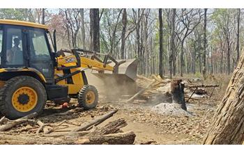 अतिक्रमण पर सख्त कार्रवाई, प्रशासन ने अवैध मकानों को बुलडोजर से हटाया