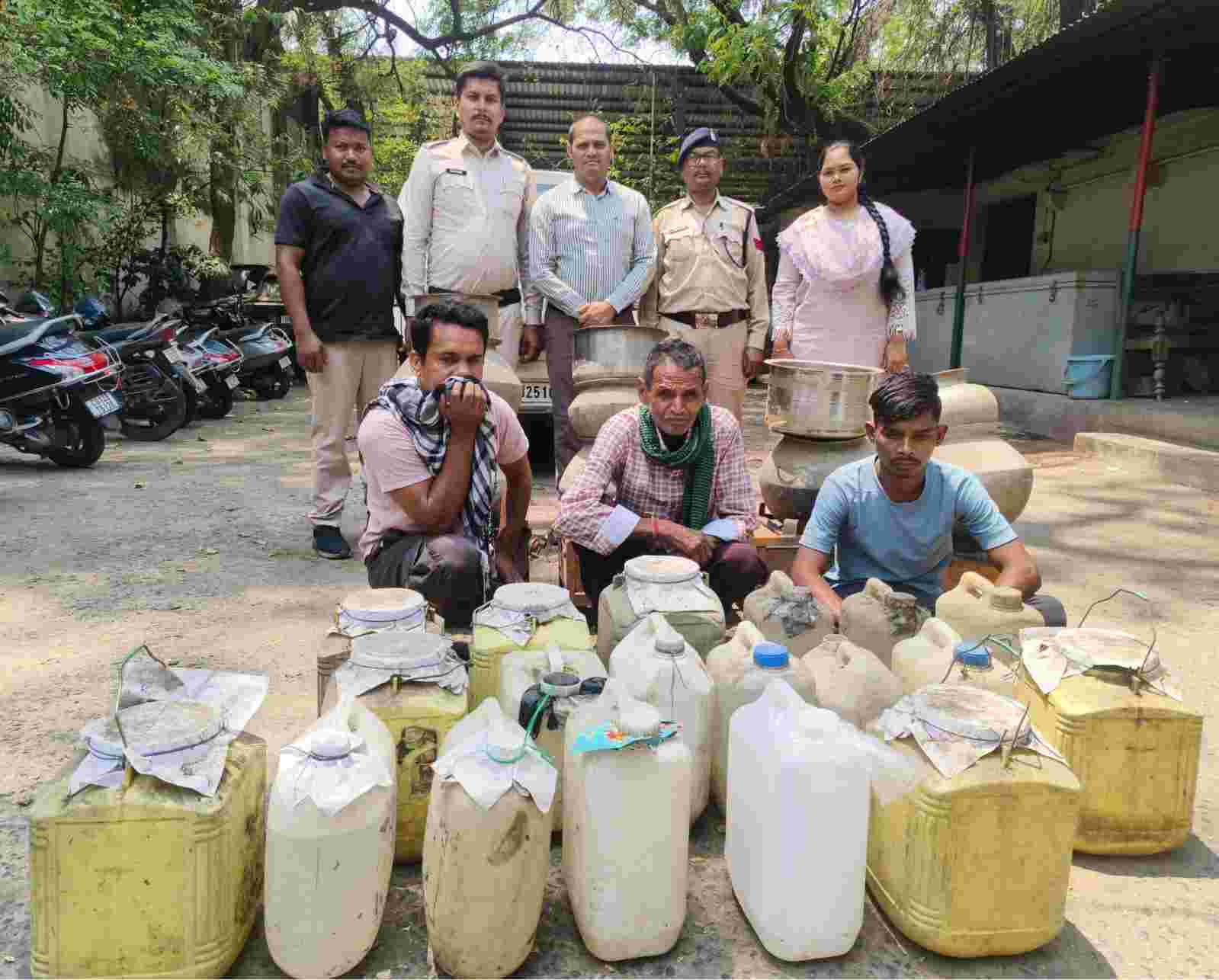 महुआ शराब का अवैध कारोबार बेनकाब: लाखों का माल जब्त, 3 आरोपी धराए