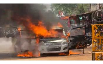 चलती कार में अचानक आग लगी, चालक ने कूदकर जान बचाई