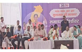 मुख्यमंत्री विष्णुदेव साय ने महुआ पेड़ के नीचे चौपाल लगाकर तेंदूपत्ता संग्राहकों की समस्याएं सुनीं। इस दौरान उन्होंने राशन, पेयजल, शिक्षा और महतारी वंदन योजना की जमीनी स्थिति की जानकारी भी ली