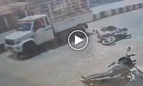पिकअप वाहन की चपेट में आया बाइक सवार, मौके पर दर्दनाक मौत