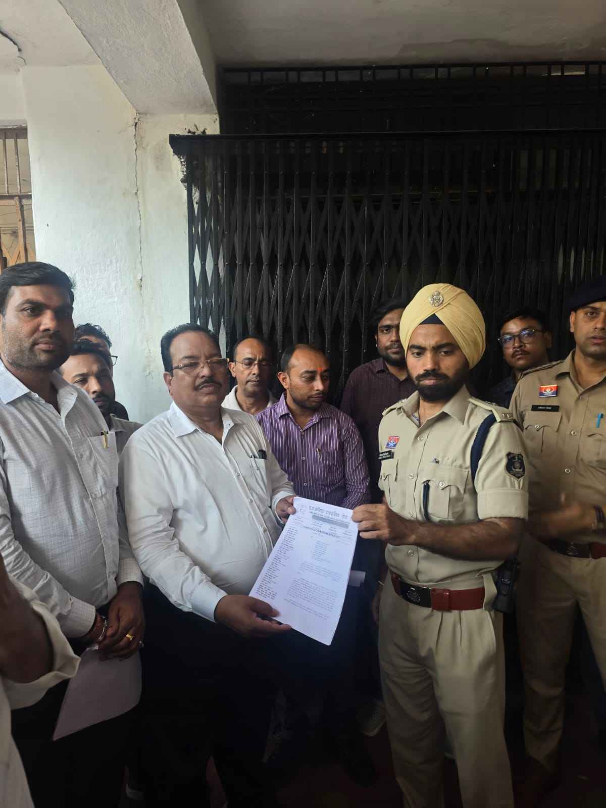 चेतावनी : नायब तहसीलदार मानिक के साथ मारपीट करने वालों की गिरफ्तारी नहीं तो 1 जून से प्रदेशव्यापी कलमबंद, कामबंद एवं सामूहिक अवकाश पर रहेंगे तहसीलदार, नायब तहसीलदार. 