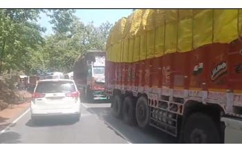 चिल्फी घाटी में थमा यातायात, सड़क पर गिरी भारी मशीन; घंटों लगा रहा जाम