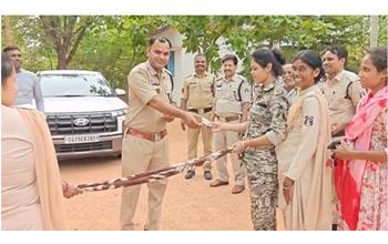 तबादले पर अनोखी विदाई: महिला पुलिसकर्मियों ने निभाई ‘डोर छेकना’ की परंपरा, नेग लेने के बाद थाना प्रभारी को भावभीनी विदाई