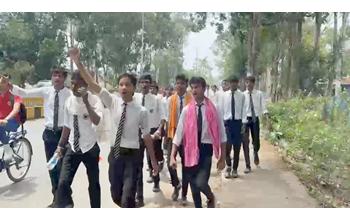 स्कूल प्रबंधन के खिलाफ छात्रों का प्रदर्शन: 10 किमी पैदल चलकर कलेक्ट्रेट पहुंचे आवासीय विद्यालय के विद्यार्थी, बयां किया अपना दर्द