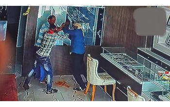 दिनदहाड़े ज्वेलरी शॉप में लूट की कोशिश नाकाम, महिला के भेष में पहुंचे हथियारबंद बदमाश; इलाके में मची सनसनी