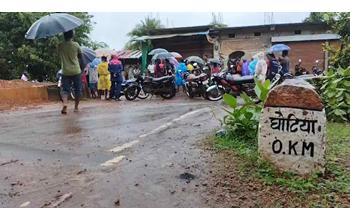 स्कूल बस की चपेट में आने से मासूम बच्ची की मौत, आक्रोशित ग्रामीणों ने किया चक्काजाम