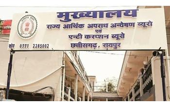 ACB की बड़ी कार्रवाई: 10 हजार रुपये की रिश्वत लेते महिला आरक्षक गिरफ्तार, कोर्ट के आदेश के बावजूद मांगी थी घूस