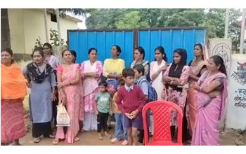 पीएमश्री स्कूल में शिक्षकों की कमी के विरोध में पालकों का प्रदर्शन, स्कूल पर लगाया ताला