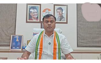 धर्मेंद्र प्रधान के इस्तीफे पर सियासत तेज, दीपक बैज बोले- सरकार को आखिरकार झुकना पड़ा