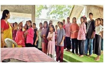 छात्रावास की छात्राओं ने सुनाई आपबीती: गार्ड पर वर्दी धुलवाने और मालिश कराने के आरोप, काम से इनकार पर धमकी देने का भी दावा