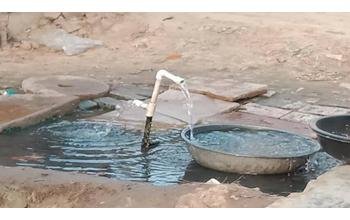 विकास के नाम पर लाल पानी का दंश… आयरन हिल के नीचे बसे बाशिंदे बोतल में पानी लेकर कलक्ट्रेट पहुंचे