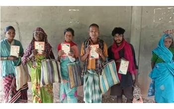 राशन के लिए 2 किमी पहाड़ से उतरे ग्रामीण, फिर भी खाली हाथ लौटे; 3-4 दिन से दुकान के चक्कर, व्यवस्था पर सवाल