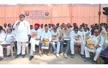 वोट चोरी के आरोपों को लेकर रायपुर में INDIA गठबंधन का प्रदर्शन, राज्यपाल को सौंपा ज्ञापन