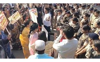कांग्रेस सांसद और जेएनयू के बर्खास्त प्रोफेसर एकोइजम के विरोध में भाजपा महिला मोर्चा का प्रदर्शन, राजीव भवन का किया घेराव